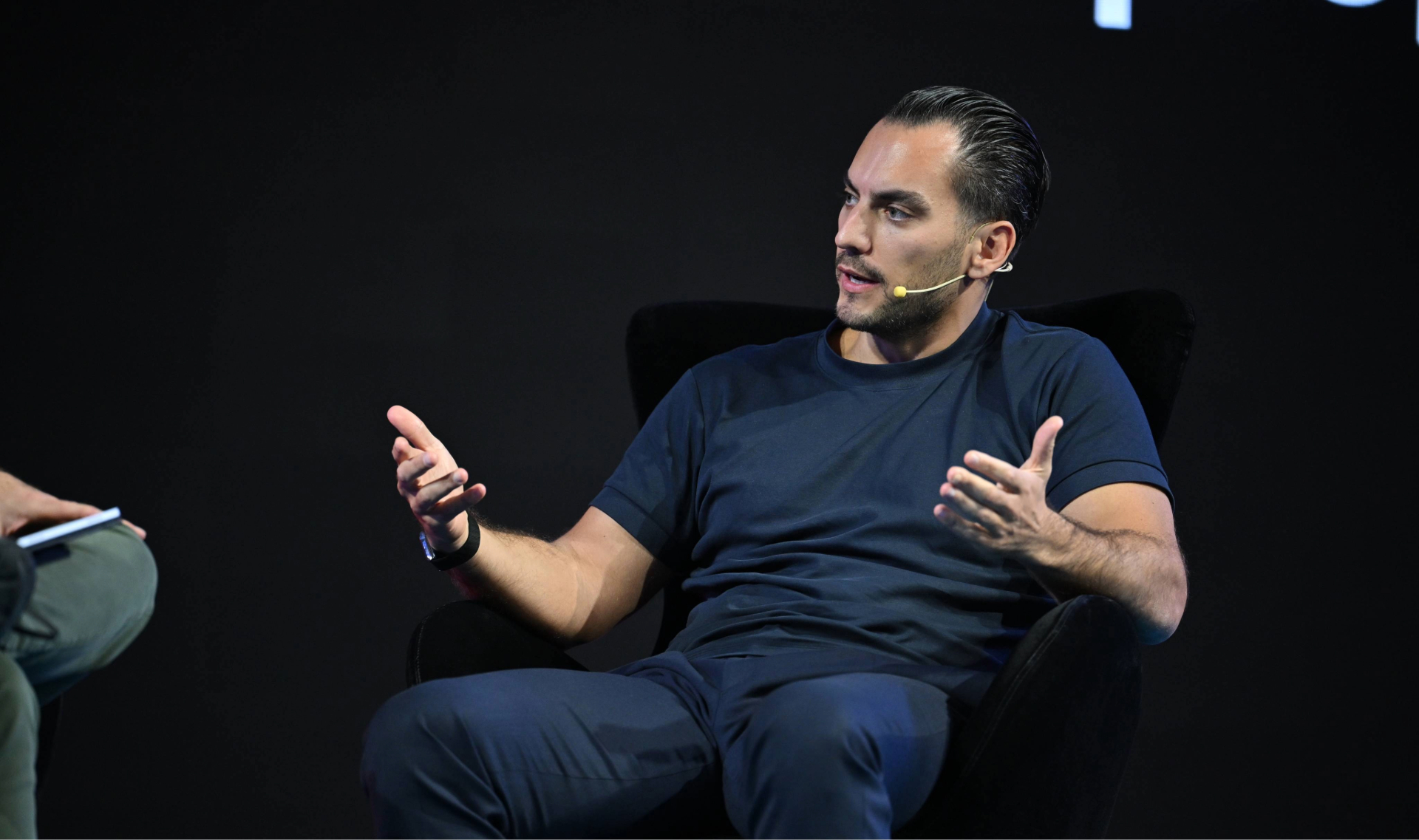 Levent Künzi speaking on stage